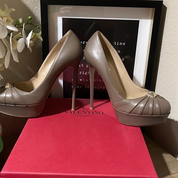 Valentino Garavani beige leather platform stilettos. SZ: 39 1/2 - Picture 6 of 10